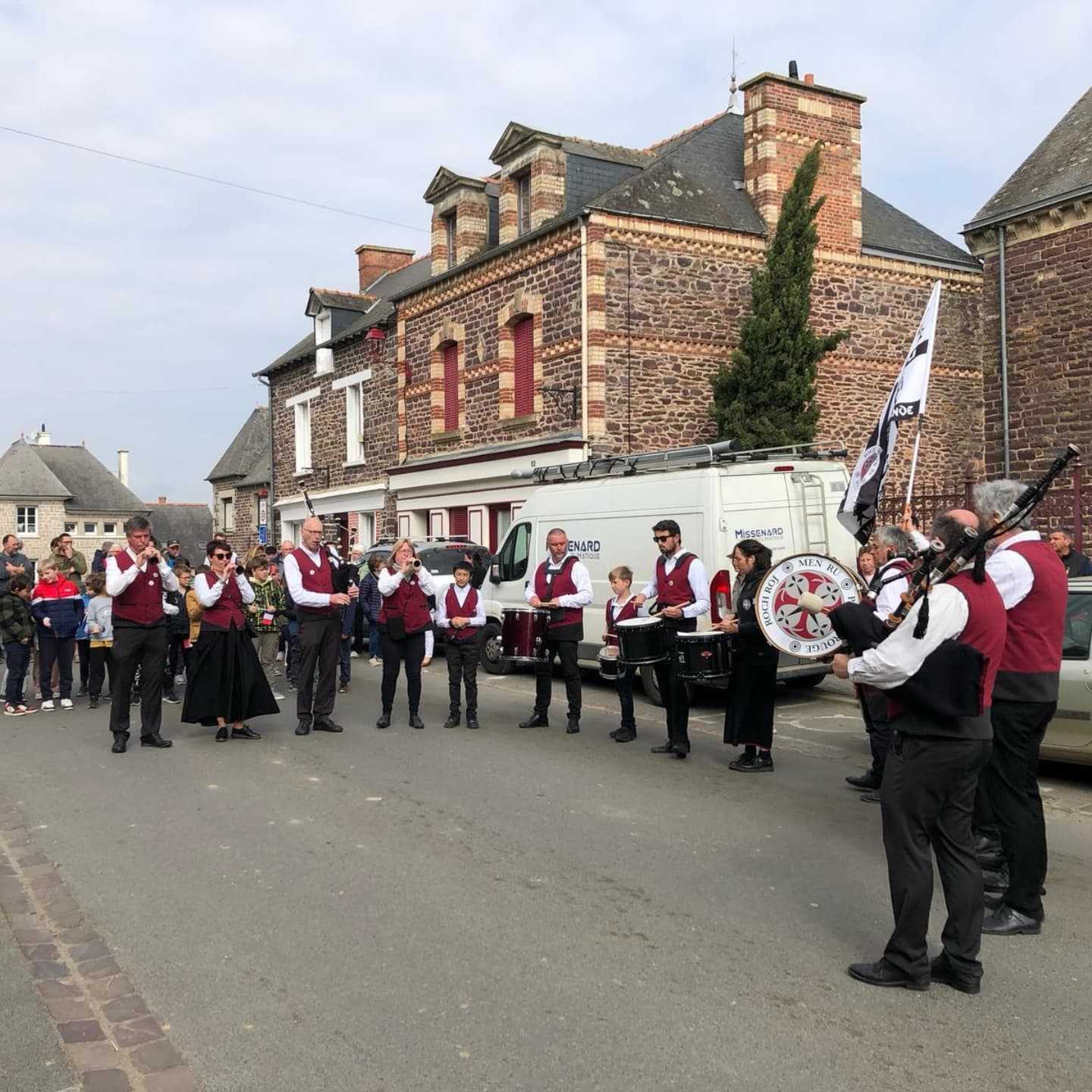Aujourd'hui le bagad était à Iffendic pour accompagner la cérémonie du 8 mai.

Merci à l'association des anciens combattants et la ville de son invitation ainsi que son accueil.

#iffendic #8mai