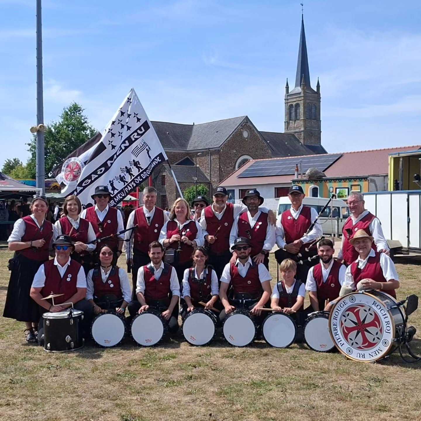 Aujourd'hui le bagad était à la fête de la moisson à Muël, merci au comité des fêtes pour leur accueil. 

Petite pause estivale pour le bagad. Retrouvez nous le 29 août au comice agricole d'Ifendic et le 30 août à la Saint Fiacre de Lanrelas.

Bonne vacances à tous !